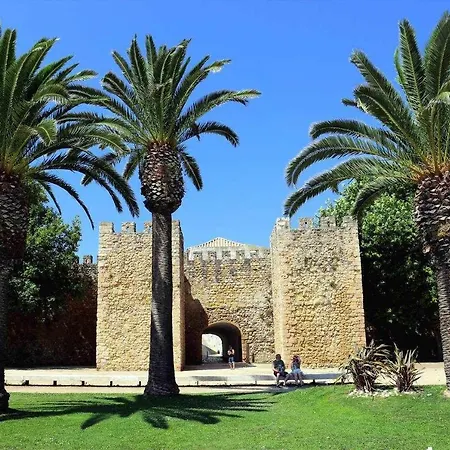 펜션 Chez Downtown Charm - Your Seaside Dream!